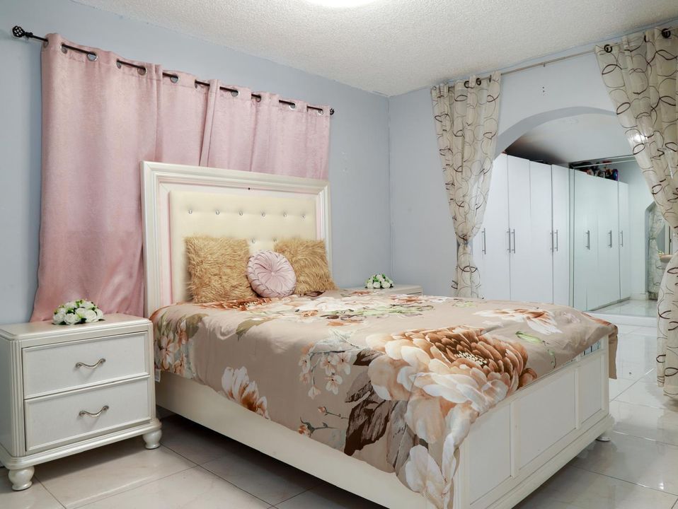 合同活跃: $630,000 (3 贝兹, 2 浴室, 1296 平方英尺)