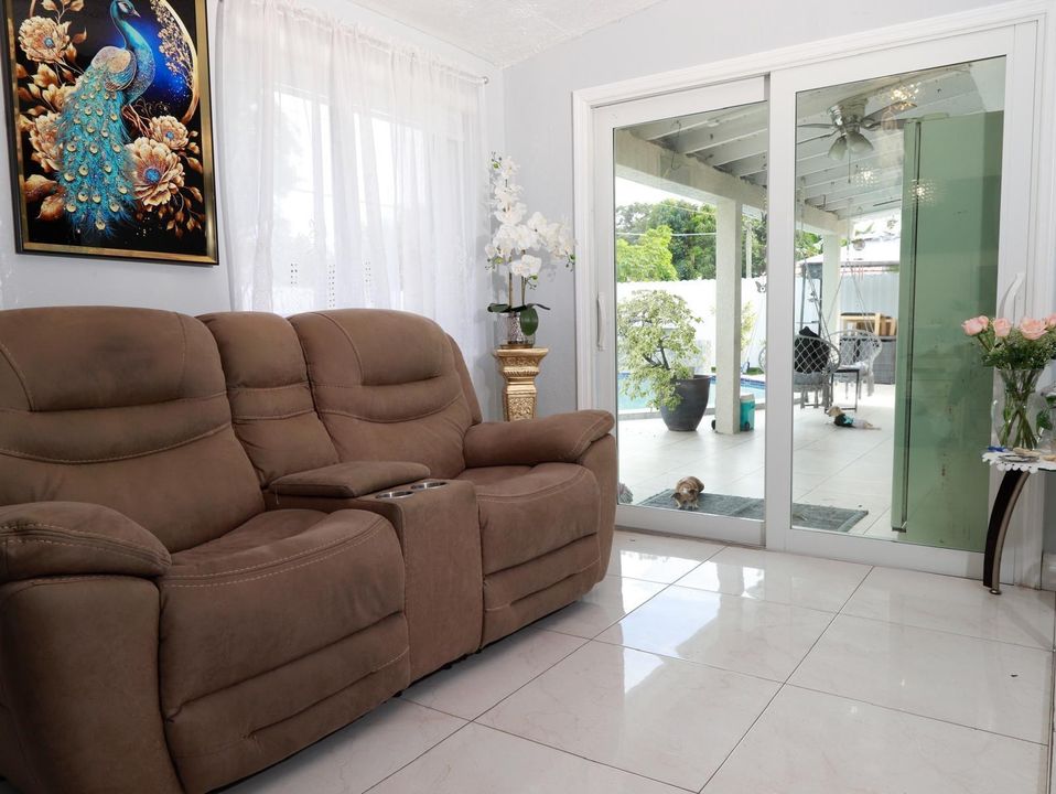 合同活跃: $630,000 (3 贝兹, 2 浴室, 1296 平方英尺)