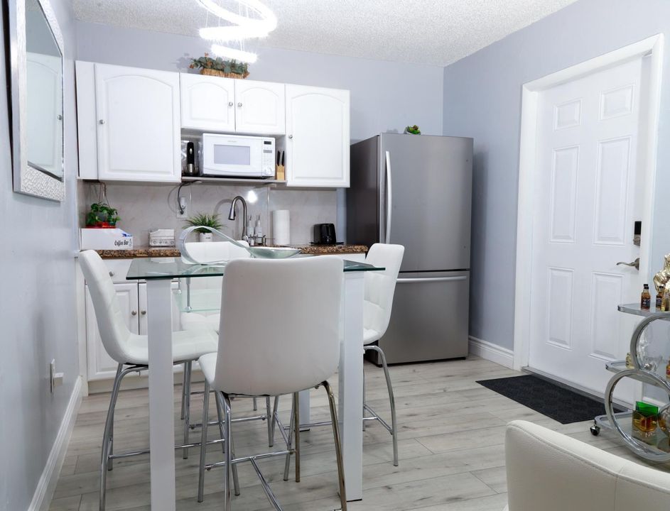 合同活跃: $630,000 (3 贝兹, 2 浴室, 1296 平方英尺)