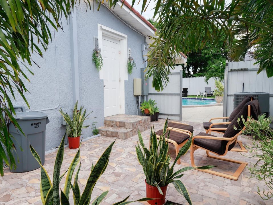 合同活跃: $630,000 (3 贝兹, 2 浴室, 1296 平方英尺)