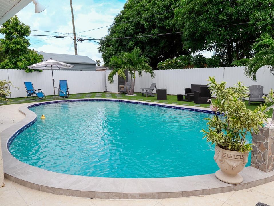 合同活跃: $630,000 (3 贝兹, 2 浴室, 1296 平方英尺)