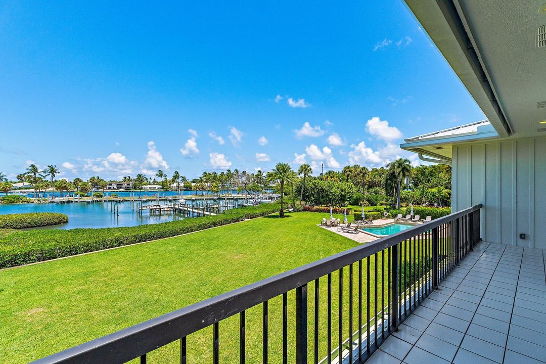 Active With Contract: $2,395,000 (2 beds, 2 baths, 1752 Square Feet)