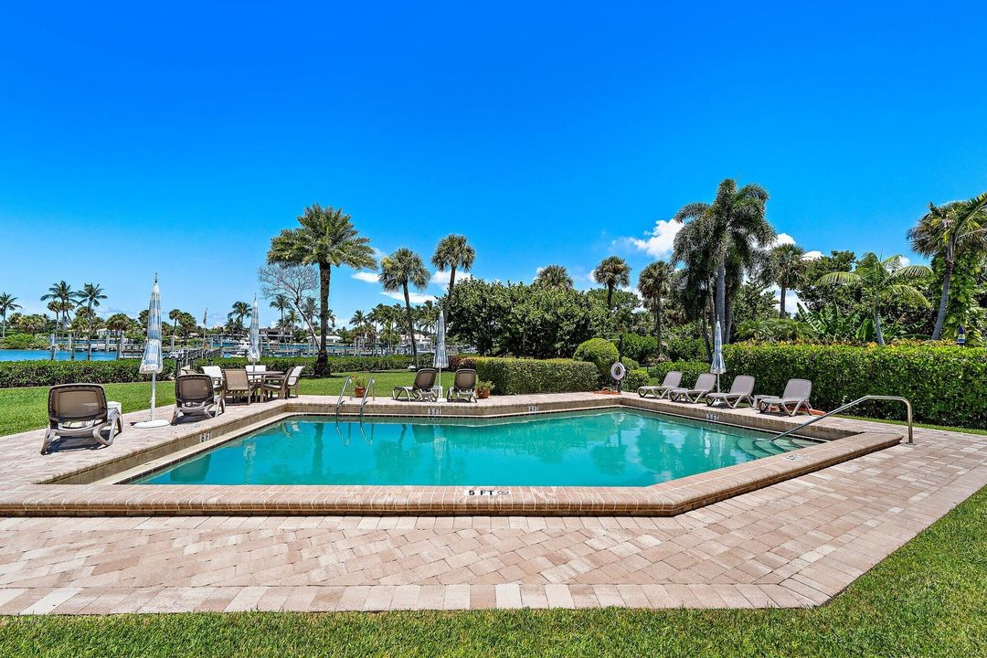 Active With Contract: $2,395,000 (2 beds, 2 baths, 1752 Square Feet)