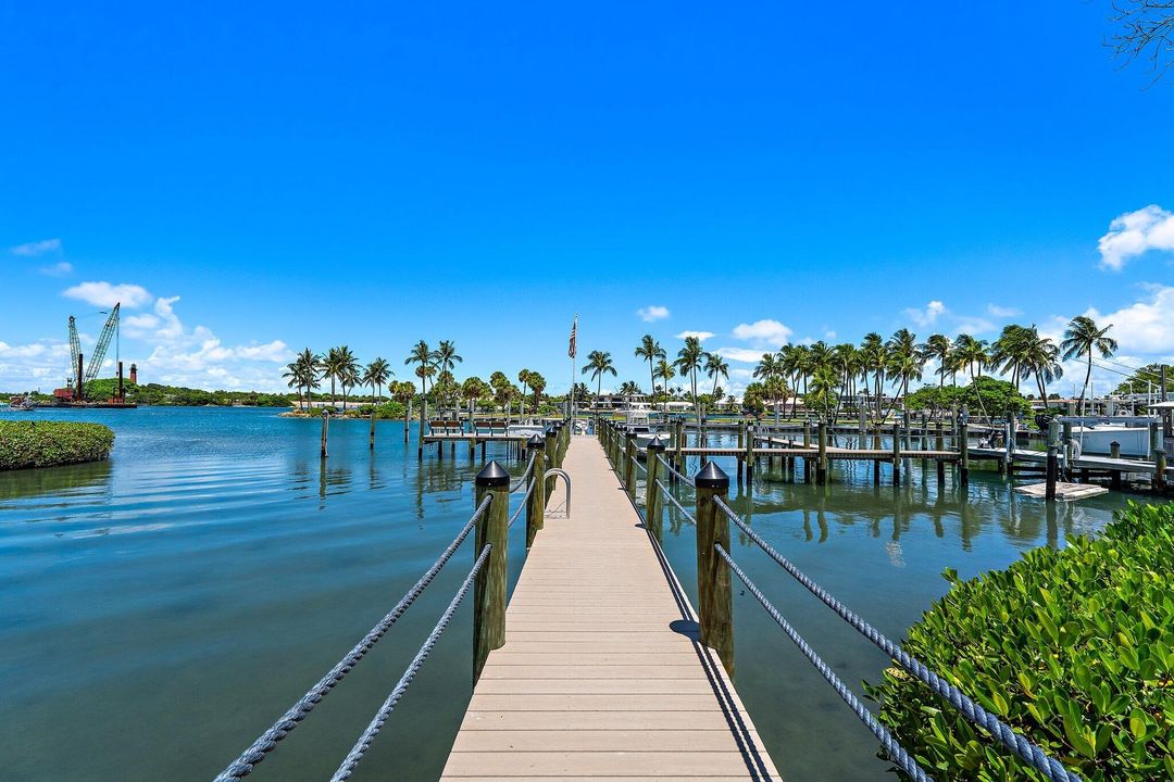 Active With Contract: $2,395,000 (2 beds, 2 baths, 1752 Square Feet)