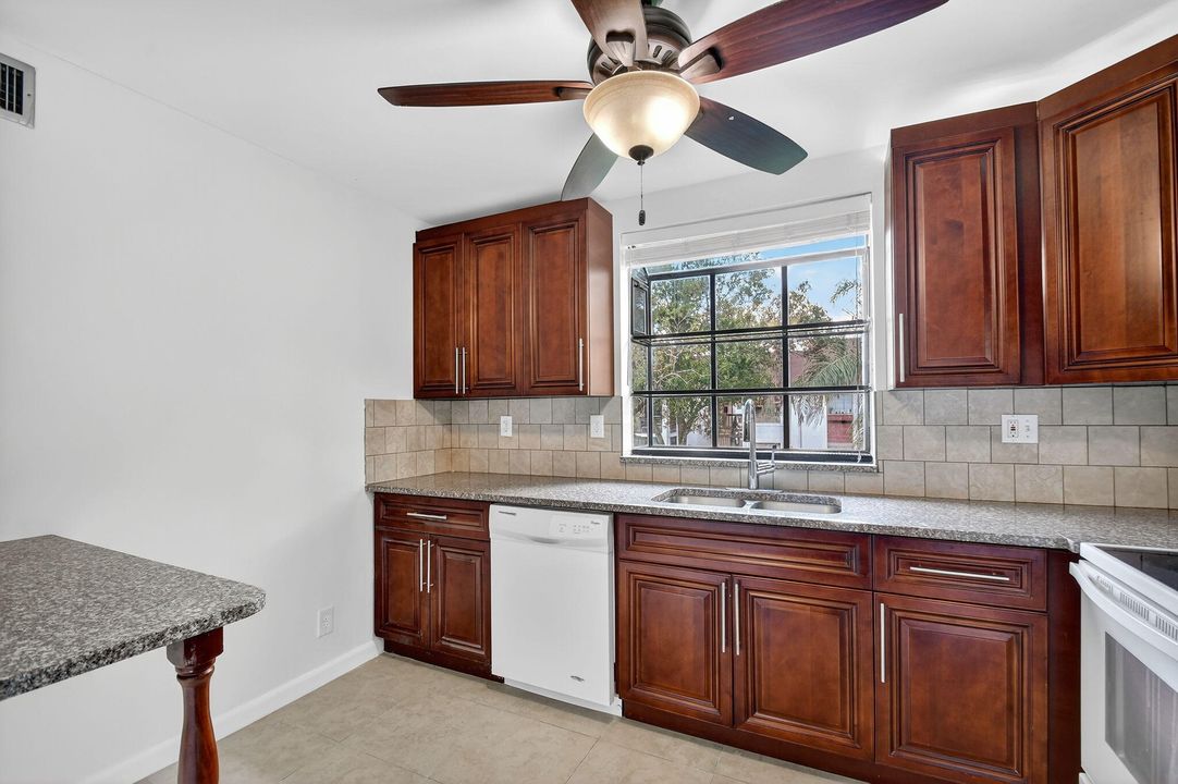 For Rent: $2,060 (2 beds, 2 baths, 1100 Square Feet)