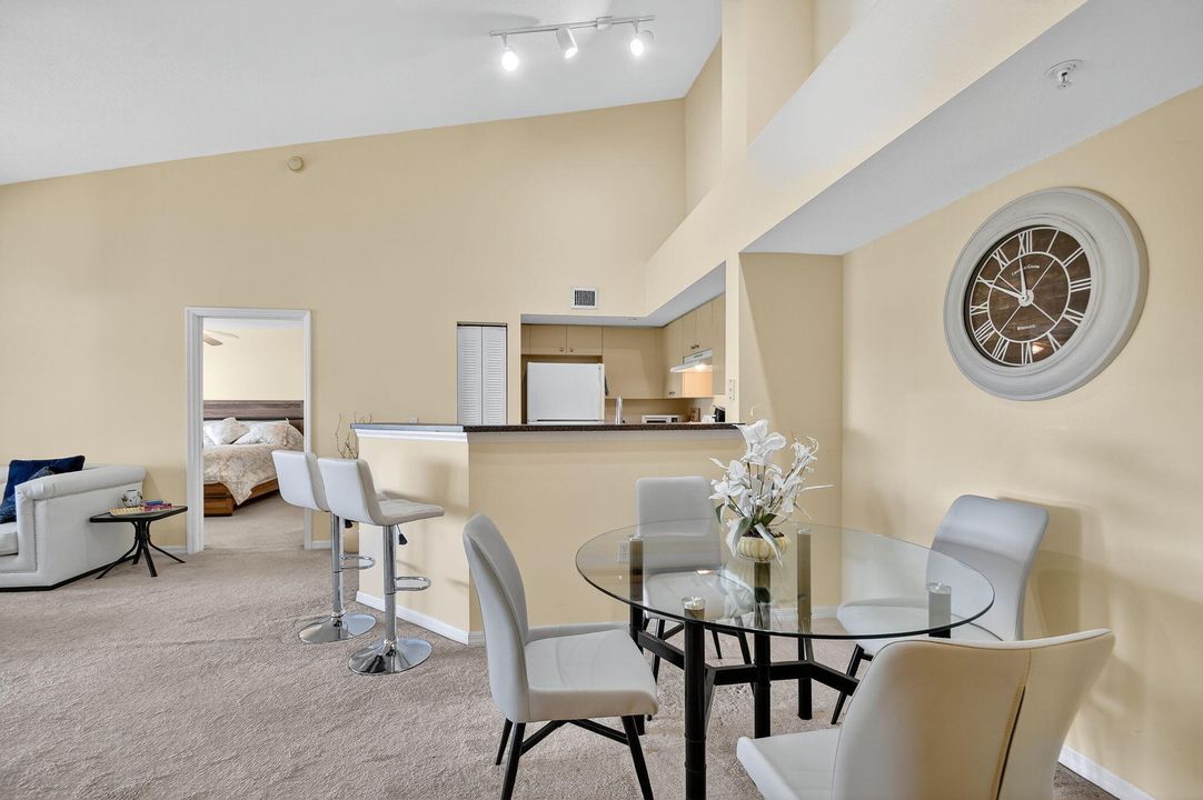 待售: $220,000 (2 贝兹, 2 浴室, 1060 平方英尺)