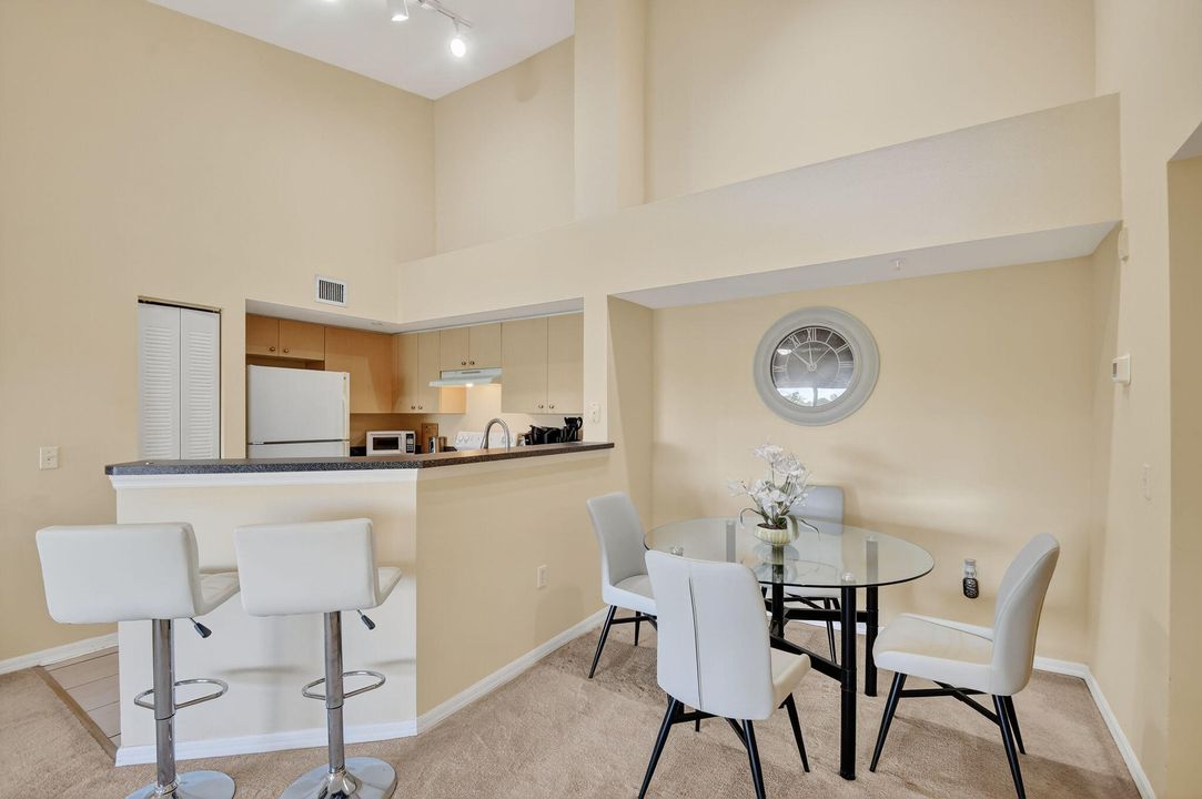 待售: $220,000 (2 贝兹, 2 浴室, 1060 平方英尺)