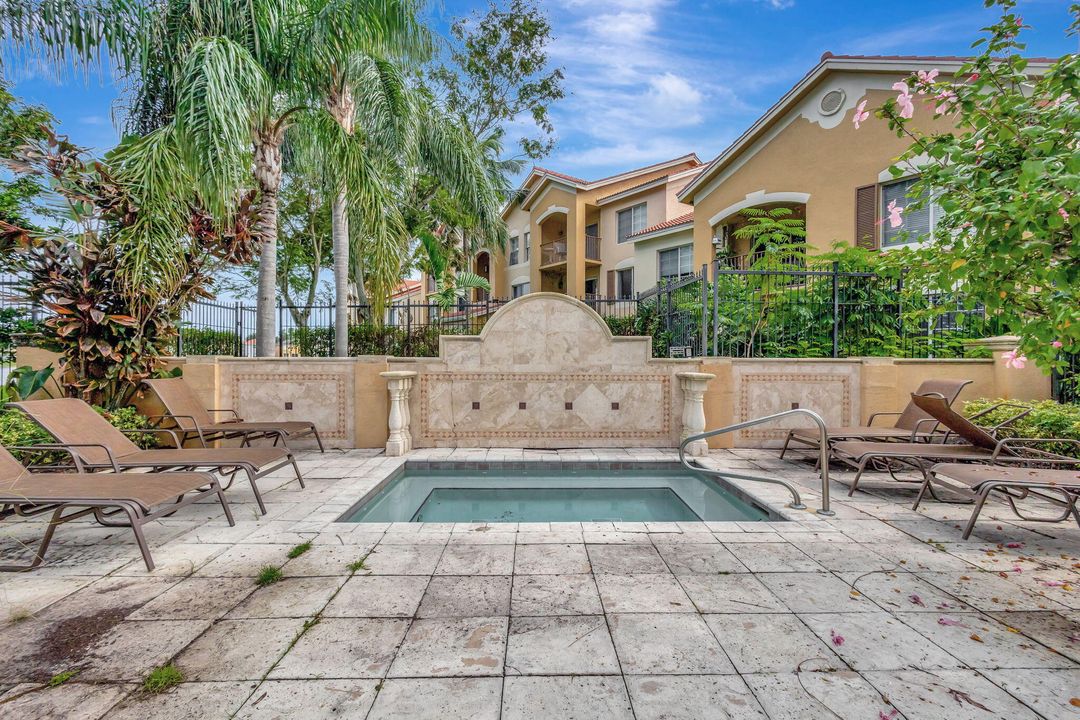 待售: $220,000 (2 贝兹, 2 浴室, 1060 平方英尺)