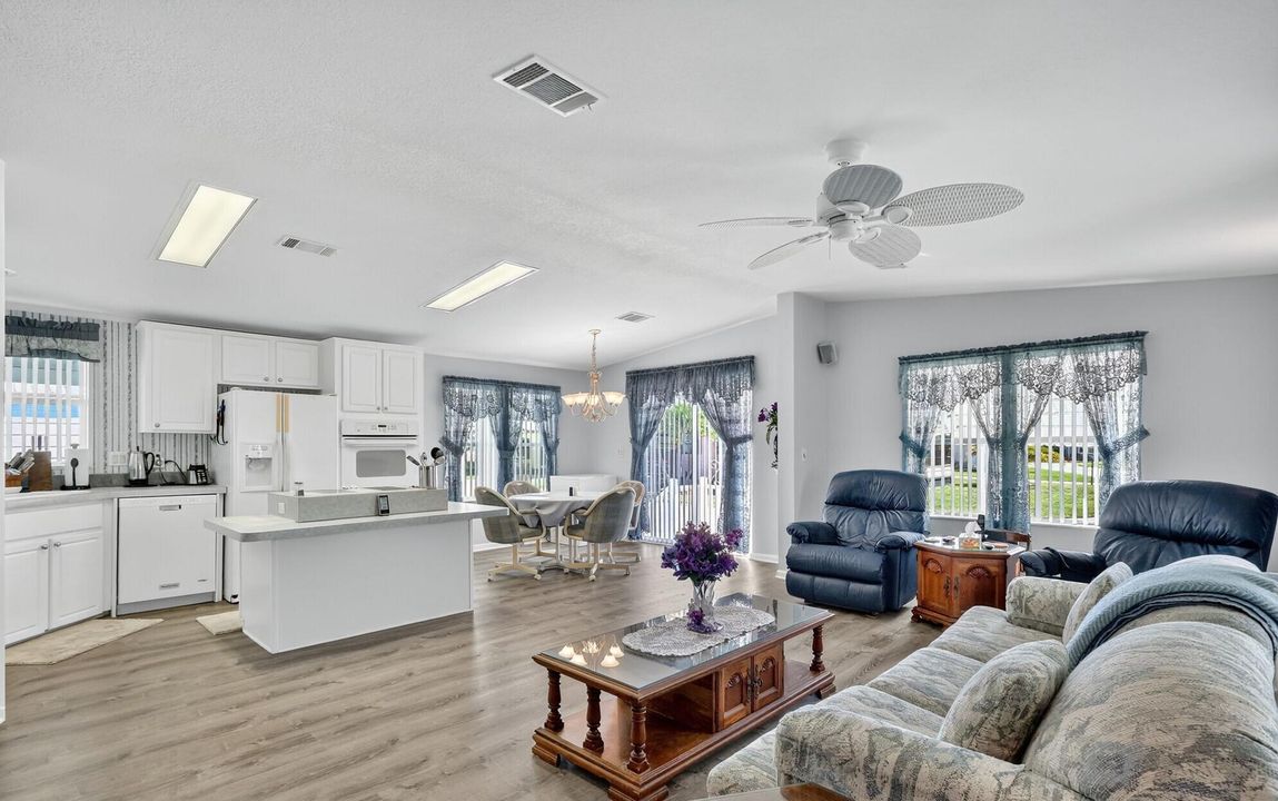 For Sale: $156,000 (2 beds, 2 baths, 1212 Square Feet)