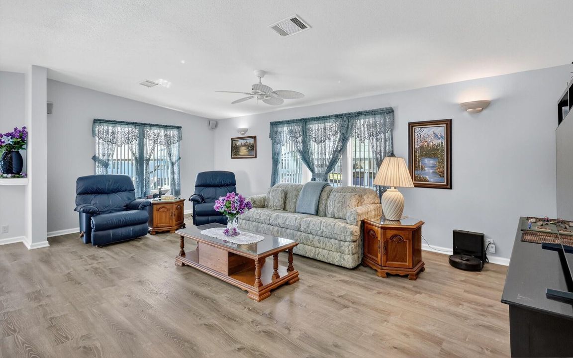 For Sale: $156,000 (2 beds, 2 baths, 1212 Square Feet)