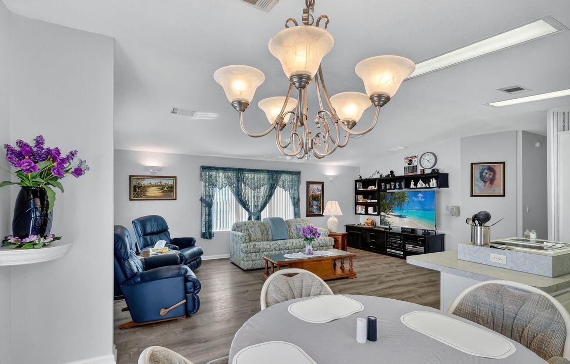 For Sale: $156,000 (2 beds, 2 baths, 1212 Square Feet)