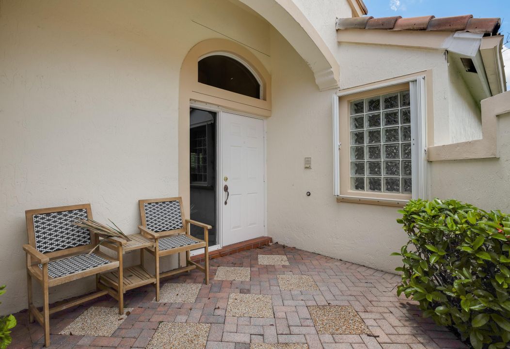 合同活跃: $4,500 (3 贝兹, 2 浴室, 1612 平方英尺)