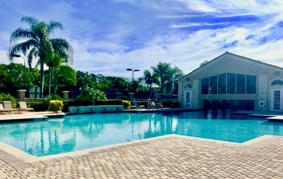 合同活跃: $4,500 (3 贝兹, 2 浴室, 1612 平方英尺)