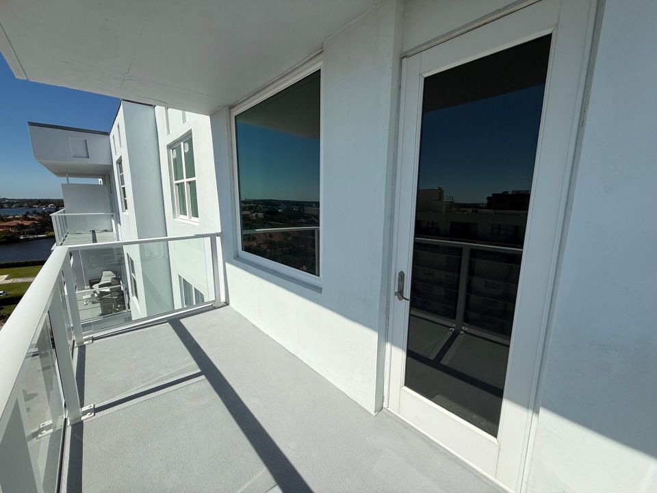 Active With Contract: $349,900 (2 beds, 2 baths, 1292 Square Feet)