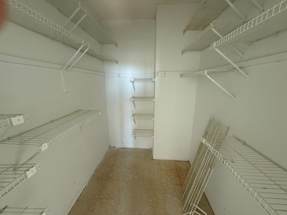 Active With Contract: $349,900 (2 beds, 2 baths, 1292 Square Feet)