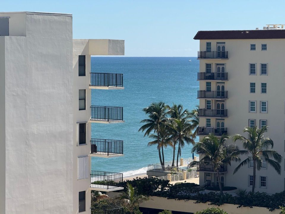 Active With Contract: $349,900 (2 beds, 2 baths, 1292 Square Feet)