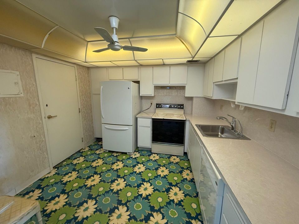 Active With Contract: $349,900 (2 beds, 2 baths, 1292 Square Feet)