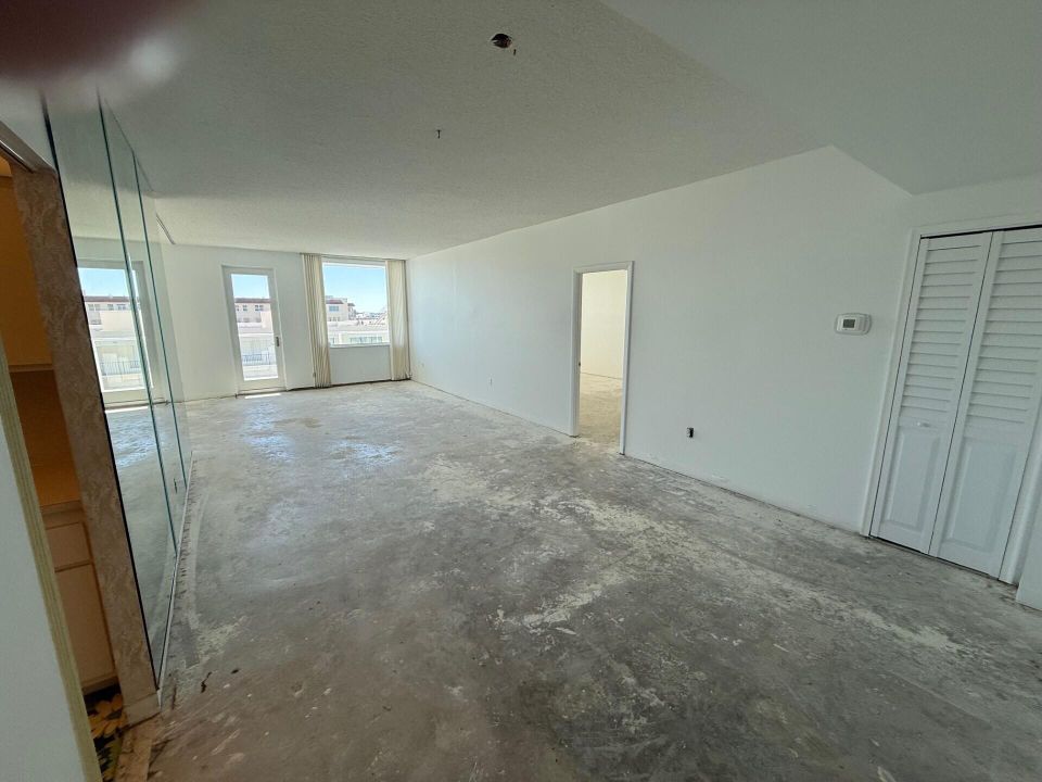 Active With Contract: $349,900 (2 beds, 2 baths, 1292 Square Feet)