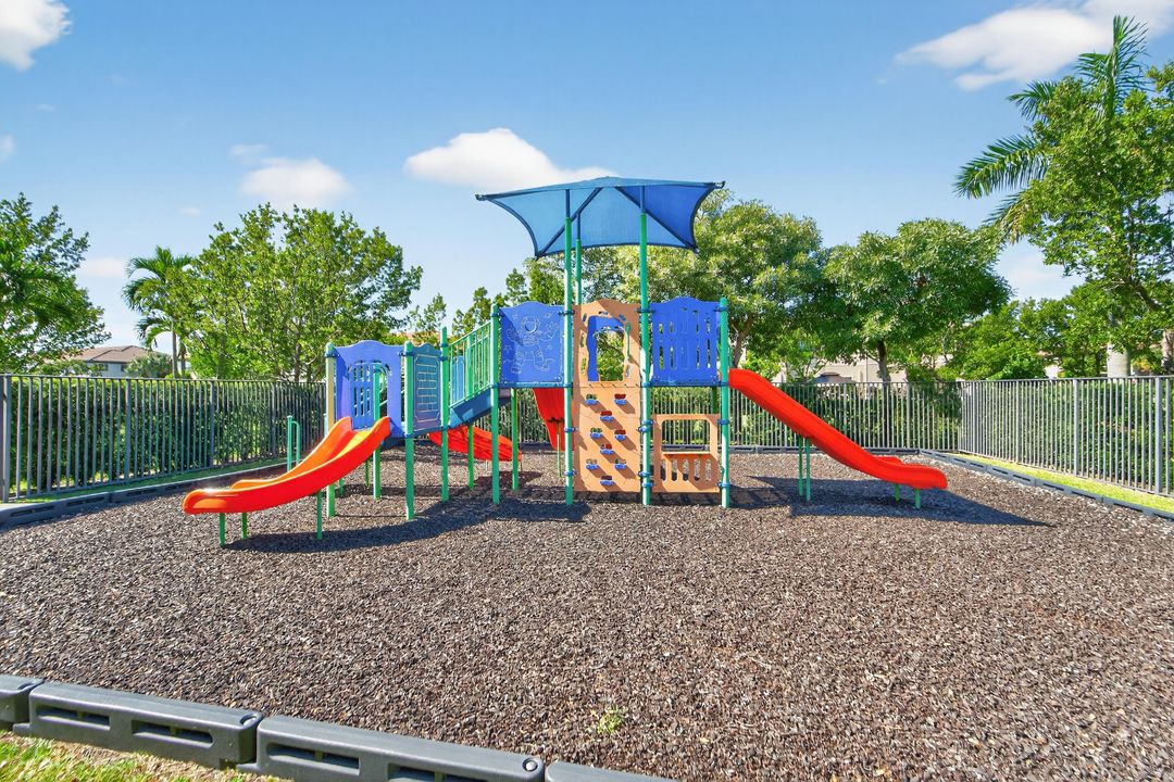 待售: $585,000 (4 贝兹, 3 浴室, 2008 平方英尺)