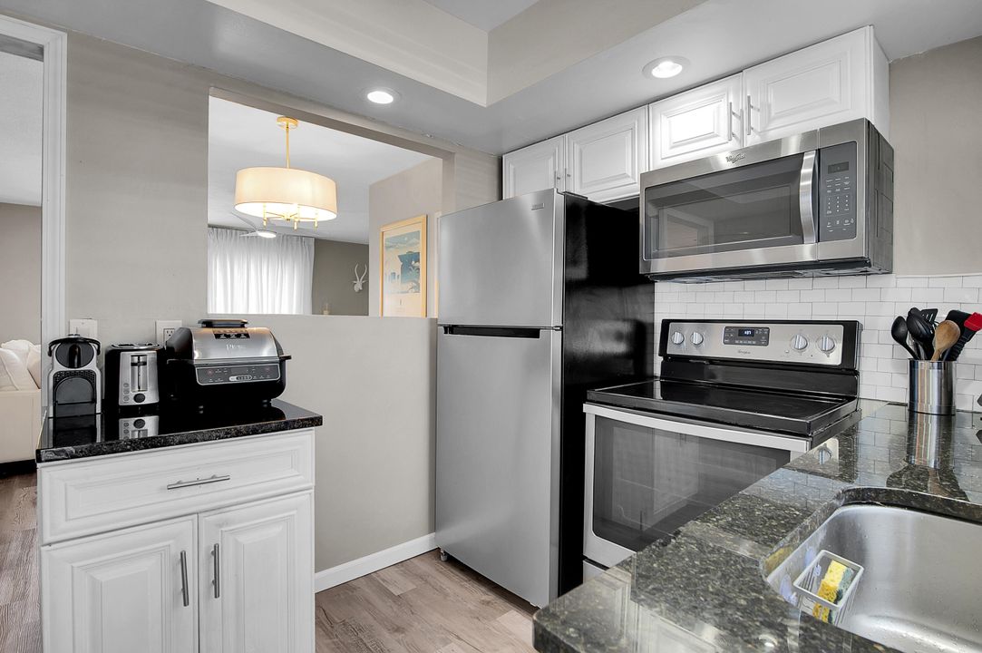 For Sale: $115,000 (1 beds, 1 baths, 1022 Square Feet)