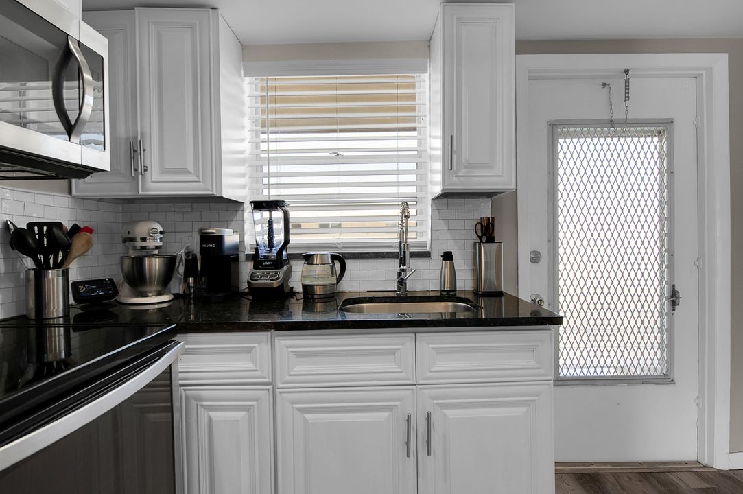 For Sale: $115,000 (1 beds, 1 baths, 1022 Square Feet)