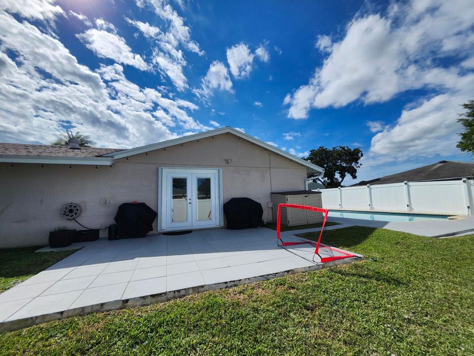 Active With Contract: $535,000 (3 beds, 2 baths, 1424 Square Feet)