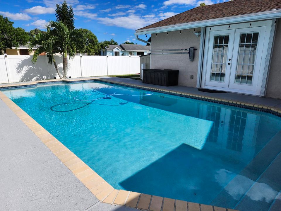 Active With Contract: $535,000 (3 beds, 2 baths, 1424 Square Feet)