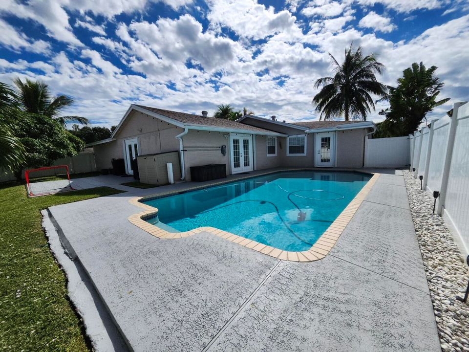 Active With Contract: $535,000 (3 beds, 2 baths, 1424 Square Feet)