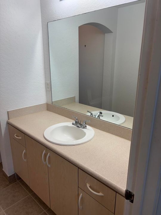 For Rent: $1,900 (3 beds, 2 baths, 1374 Square Feet)