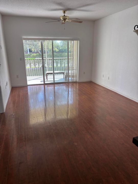 For Rent: $1,900 (3 beds, 2 baths, 1374 Square Feet)