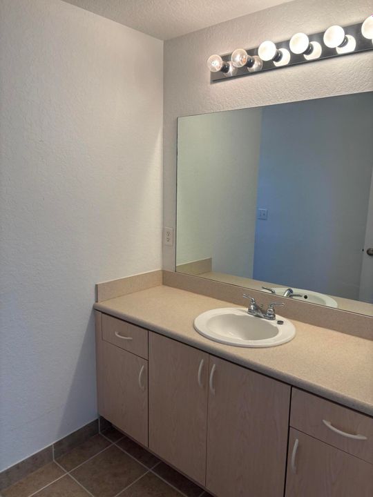 For Rent: $1,900 (3 beds, 2 baths, 1374 Square Feet)