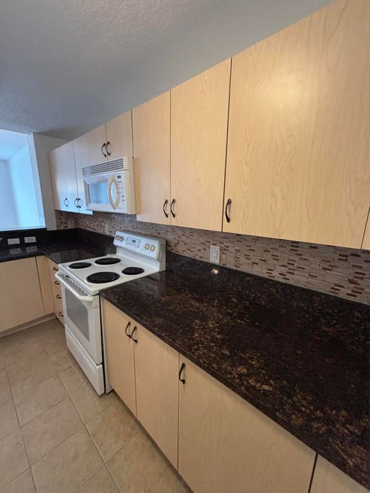 For Rent: $1,900 (3 beds, 2 baths, 1374 Square Feet)