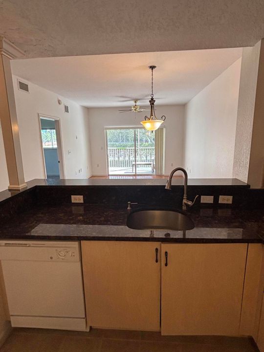 For Rent: $1,900 (3 beds, 2 baths, 1374 Square Feet)