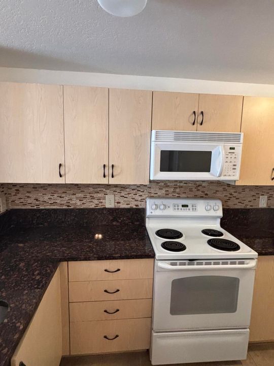 For Rent: $1,900 (3 beds, 2 baths, 1374 Square Feet)