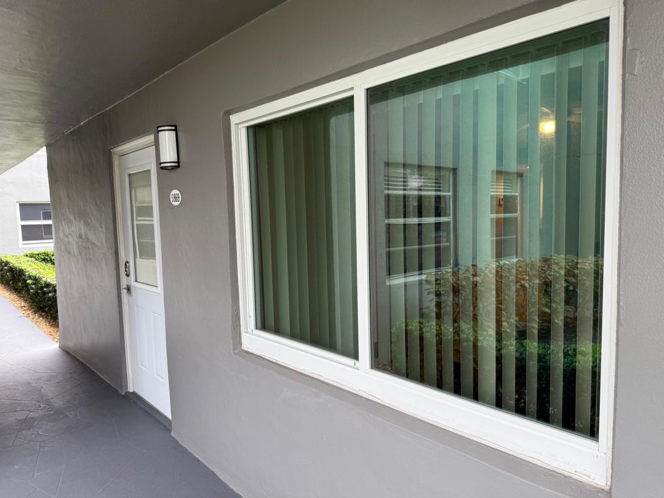 For Sale: $125,000 (2 beds, 2 baths, 907 Square Feet)