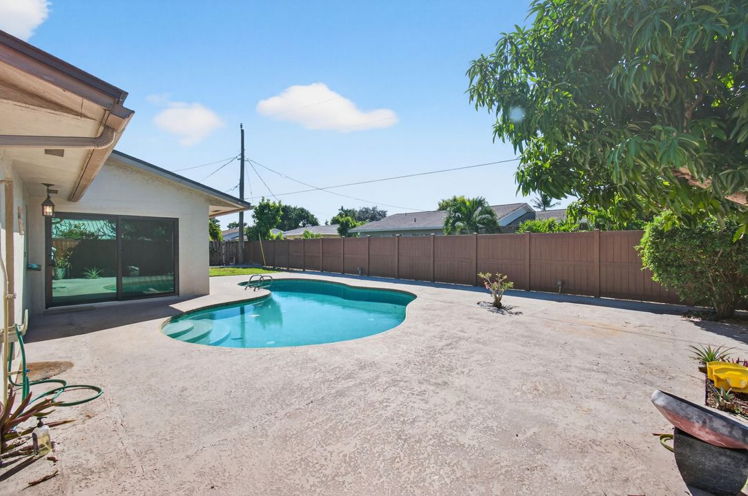 Active With Contract: $729,900 (3 beds, 2 baths, 1416 Square Feet)