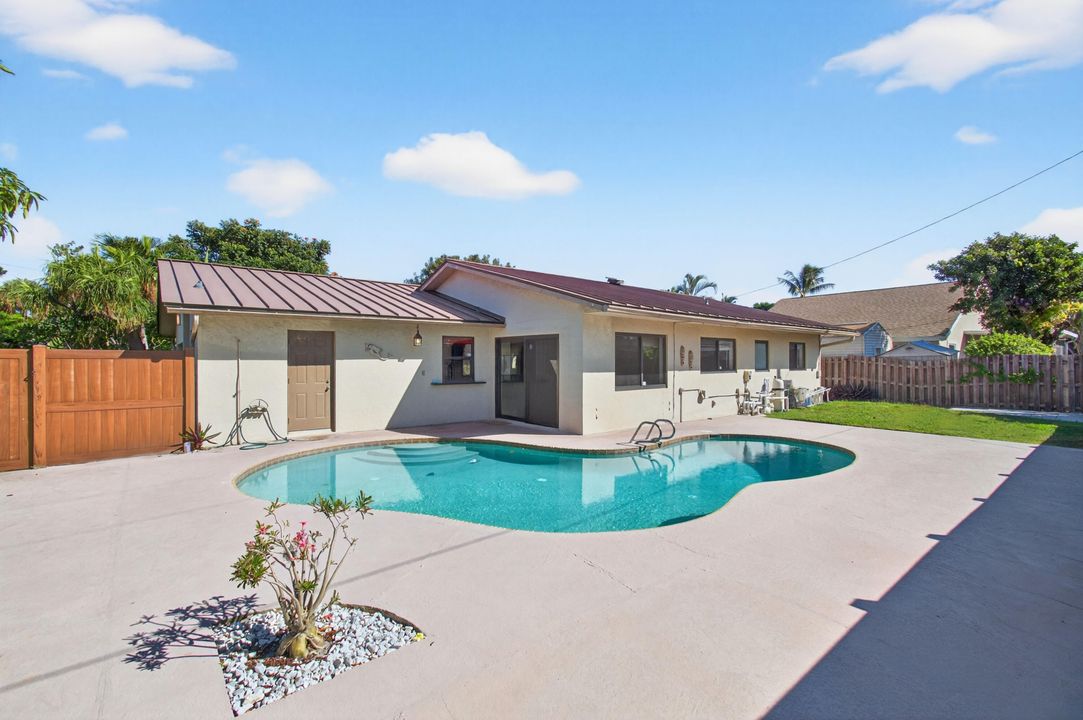 Active With Contract: $729,900 (3 beds, 2 baths, 1416 Square Feet)