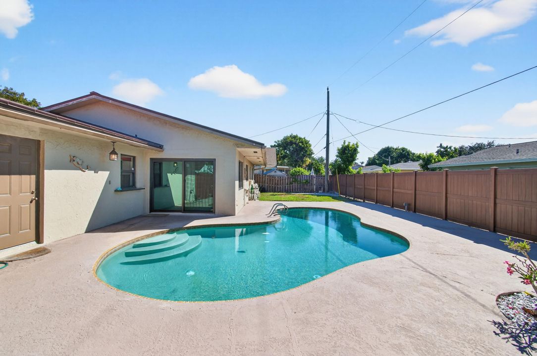 Active With Contract: $729,900 (3 beds, 2 baths, 1416 Square Feet)