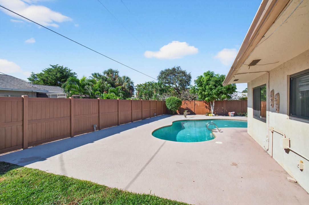 Active With Contract: $729,900 (3 beds, 2 baths, 1416 Square Feet)