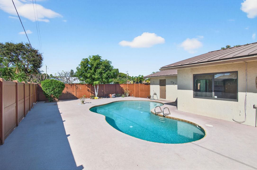 Active With Contract: $729,900 (3 beds, 2 baths, 1416 Square Feet)