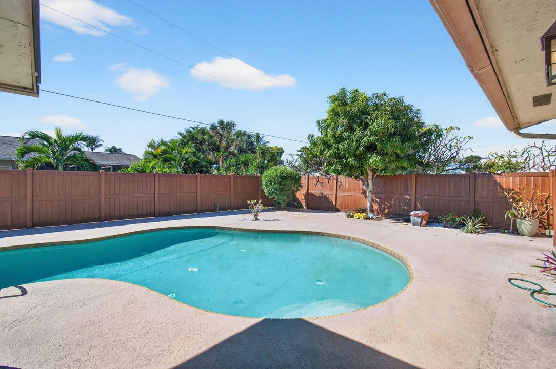 Active With Contract: $729,900 (3 beds, 2 baths, 1416 Square Feet)