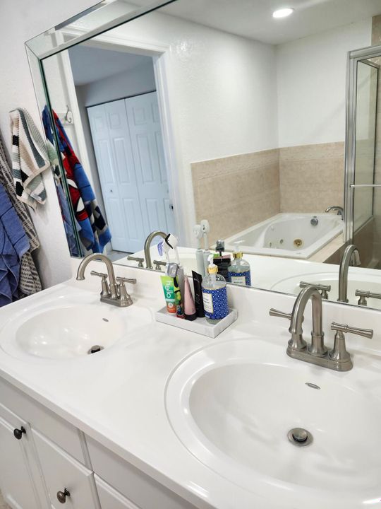 Active With Contract: $535,000 (3 beds, 2 baths, 1424 Square Feet)