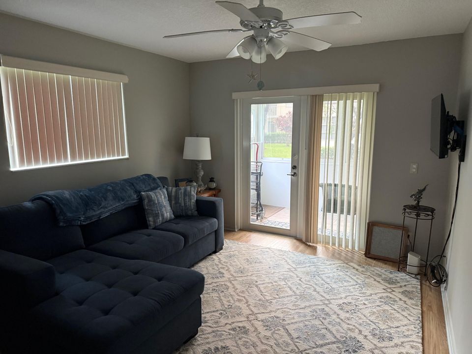 For Sale: $125,000 (2 beds, 2 baths, 907 Square Feet)