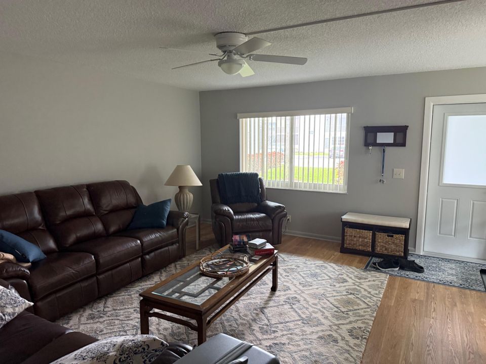 For Sale: $125,000 (2 beds, 2 baths, 907 Square Feet)