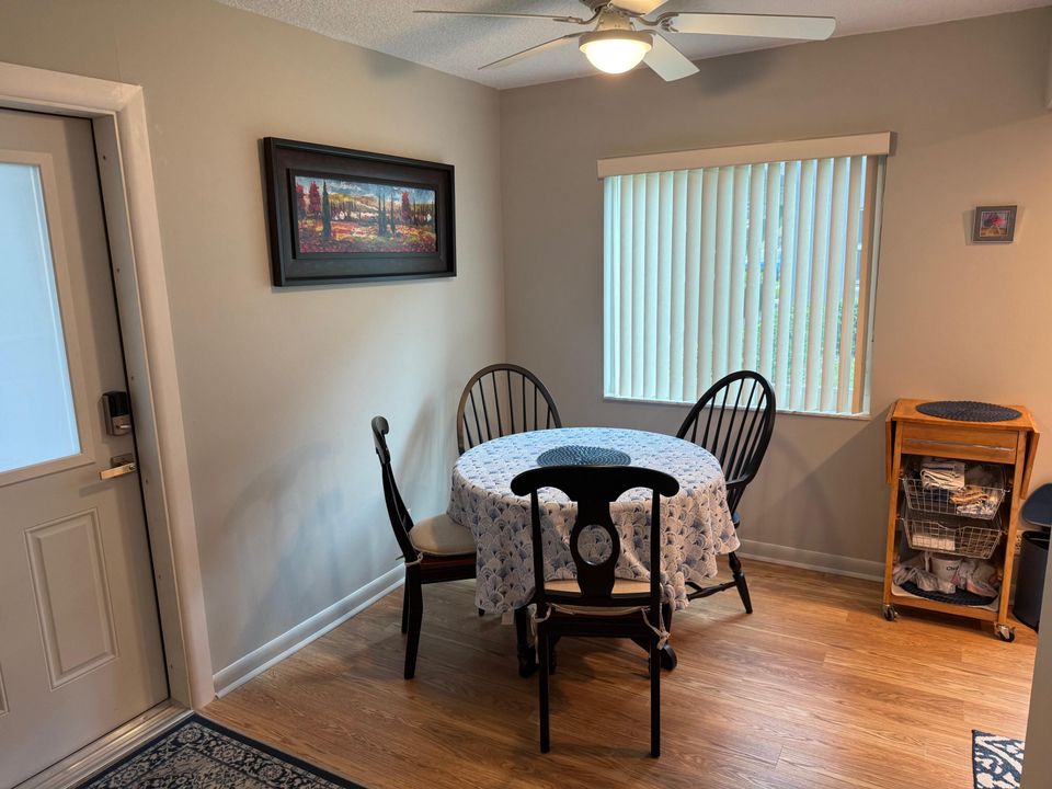 For Sale: $125,000 (2 beds, 2 baths, 907 Square Feet)