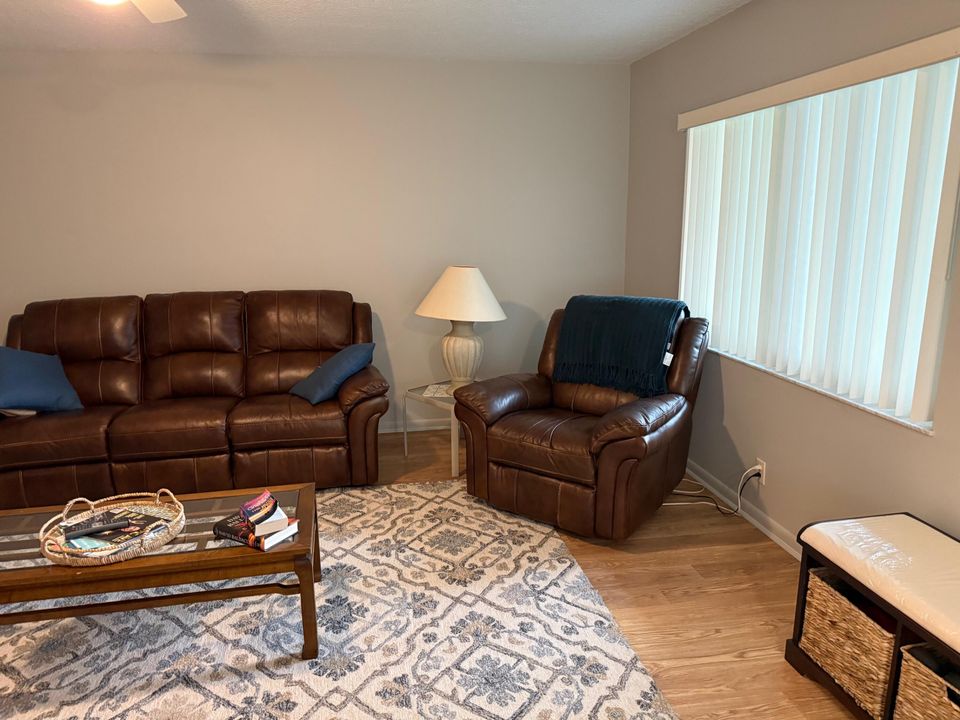 For Sale: $125,000 (2 beds, 2 baths, 907 Square Feet)