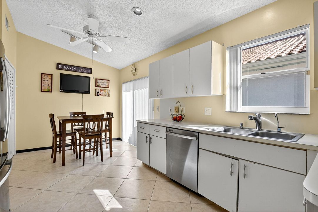 En Venta: $720,000 (4 camas, 2 baños, 2177 Pies cuadrados)