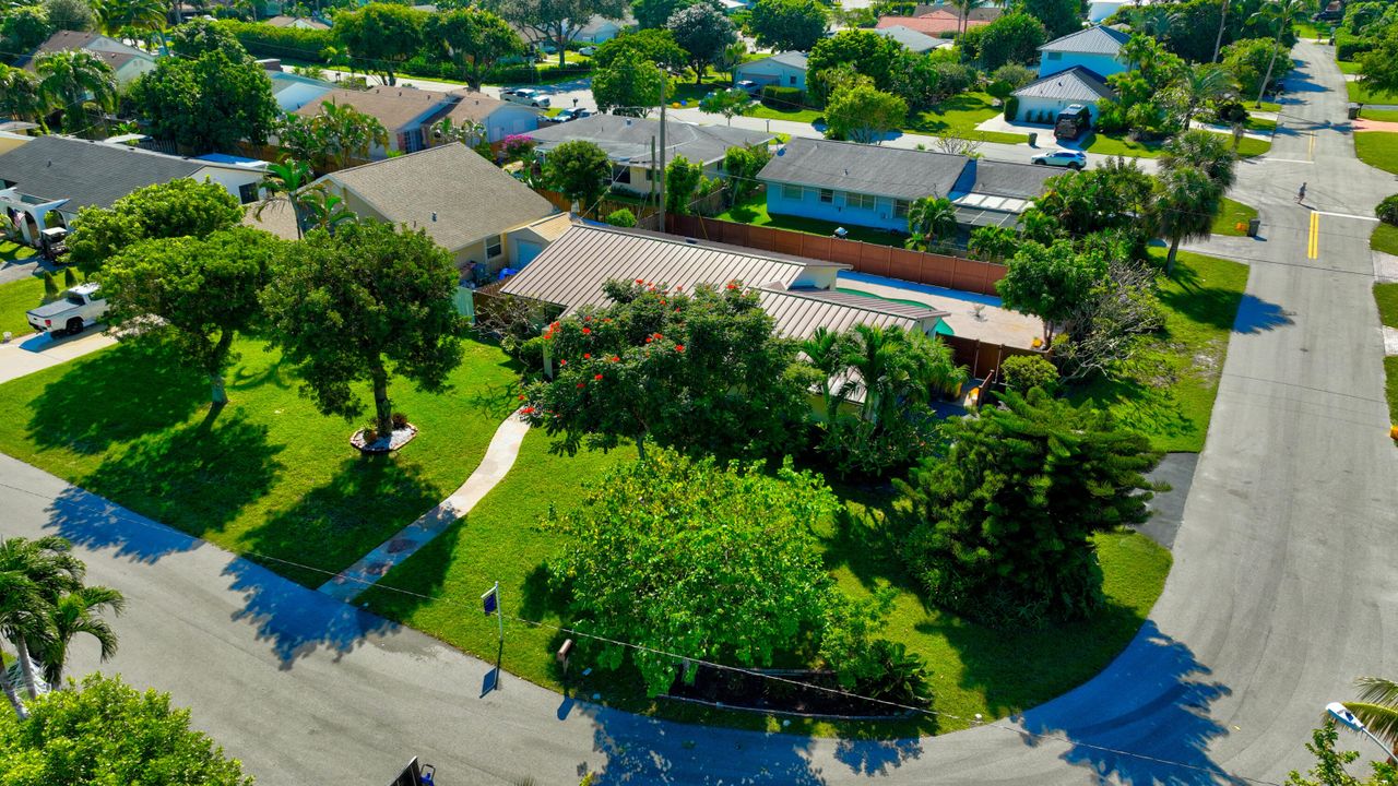 Active With Contract: $729,900 (3 beds, 2 baths, 1416 Square Feet)