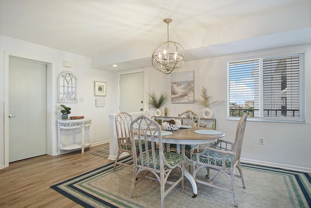 待售: $325,000 (2 贝兹, 2 浴室, 1184 平方英尺)