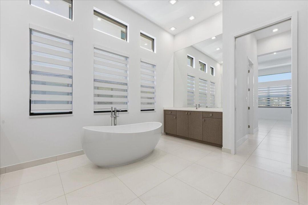 出租: $7,600 (4 贝兹, 4 浴室, 3248 平方英尺)